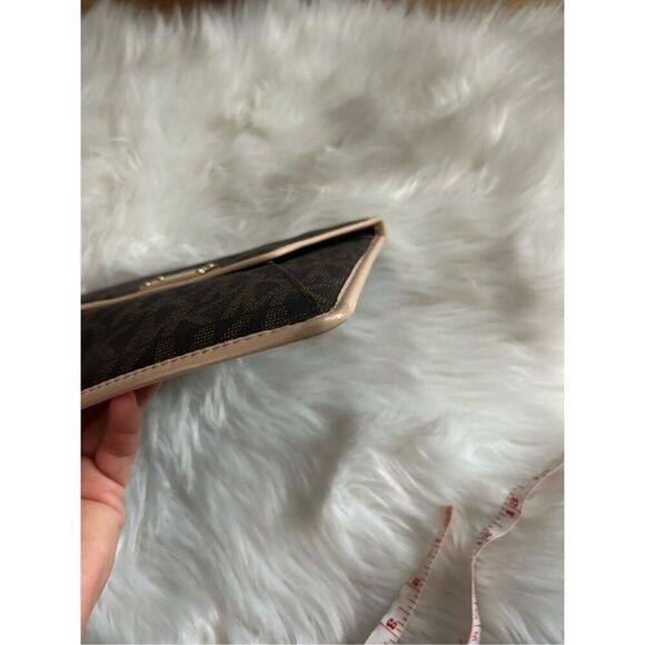 Michael Kors Envelope Clutch iPad cover or reading kindle Modern And stylish - Picture 6 of 9